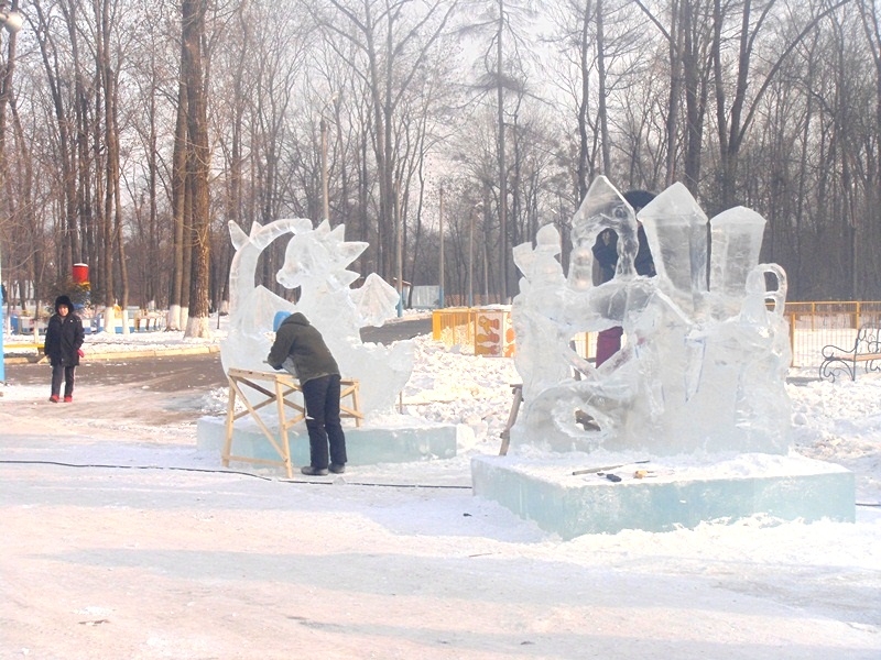 Работа скульпторов кипит в ледовом городке Биробиджана