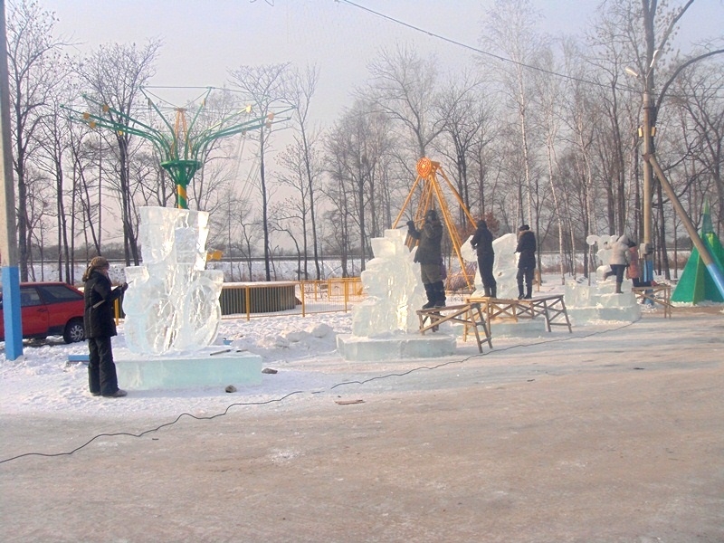 Работа скульпторов кипит в ледовом городке Биробиджана