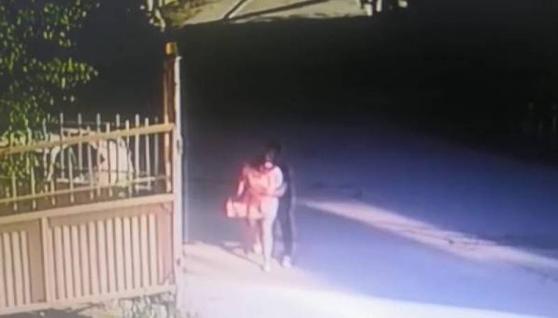 Неизвестный мужчина напал на девушку в Якутске Скриншот с видео