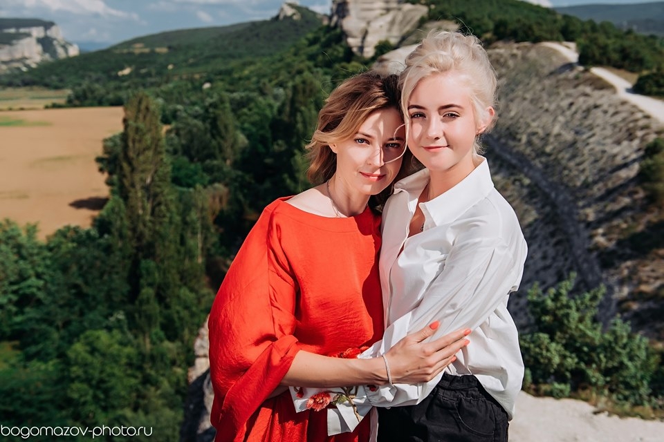 Поклонсая выложила в соцсети совместный снимок со своей повзрослевшей дочерью bogomazov-photo.ru