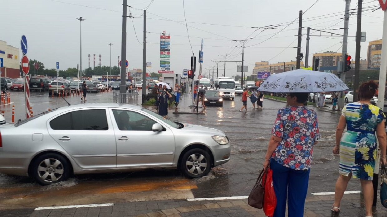 "Вплавь" по лужам: вновь ливень обрушился на Краснодар с грозами и молнией