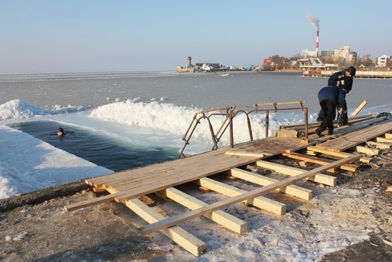 Прорубь на Спортивной набережной во Владивостоке Елена Лопатникова, Маргарита Суковатая