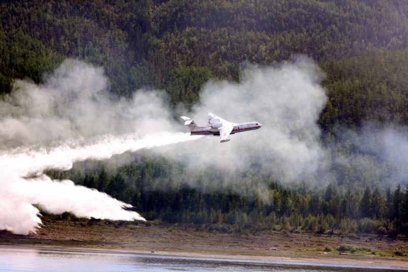 Самолет-амфибия Бе-200 за сутки вылил на горящие леса в Якутии почти 100 тонн воды МЧС РС(Я)