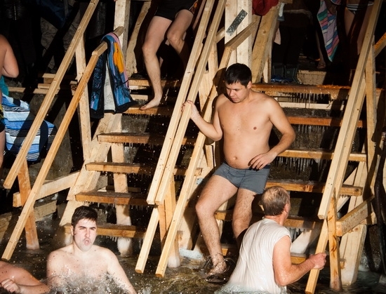 Православные верующие один за другим окунались в воду РИА PrimaMedia