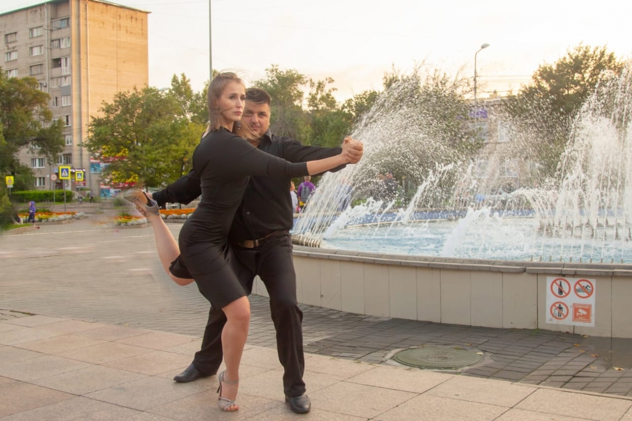 Уссурийск присоединился к танго-флэшмобу, который прошел 17 августа в 73 городах страны предоставлено студией социального танца "Априори"