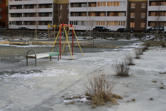 Дети Снеговой Пади вынуждены играть на площадках, покрытых толстым слоем льда