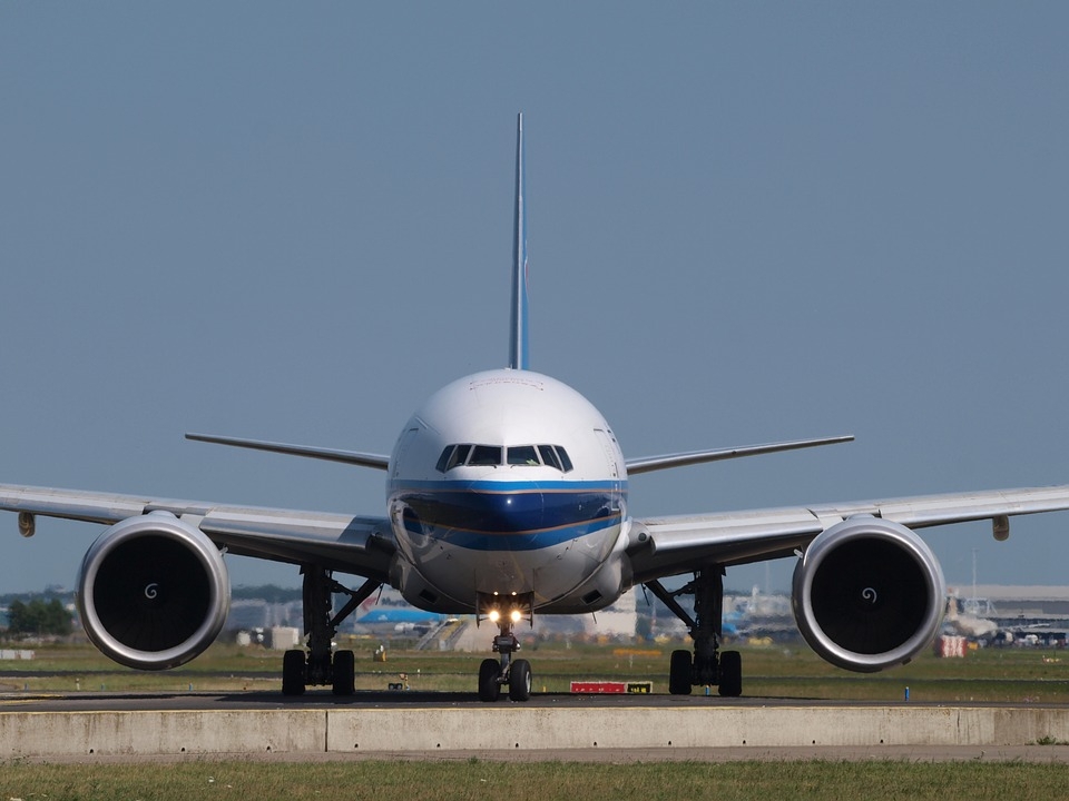 Задымился двигатель. Самолет Boeing-777 рейса Москва - Владивосток прервал вылет - PrimaMedia.ru