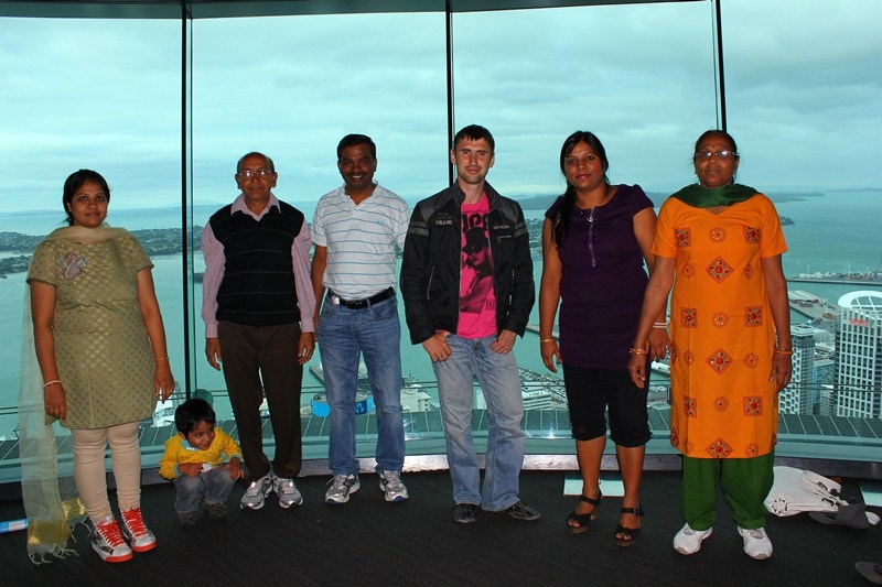 Евгений Ткач и туристы из индии в башне