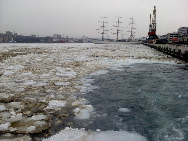 Разлив нефтепродуктов во Владивостоке