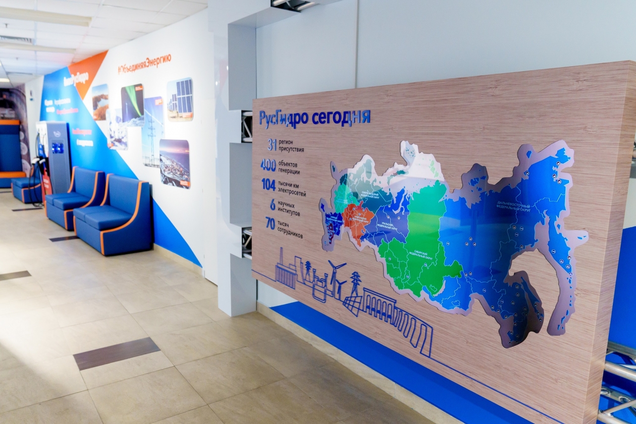 В день 120-летия ДВФУ РусГидро открыло в университете первую информационную зону