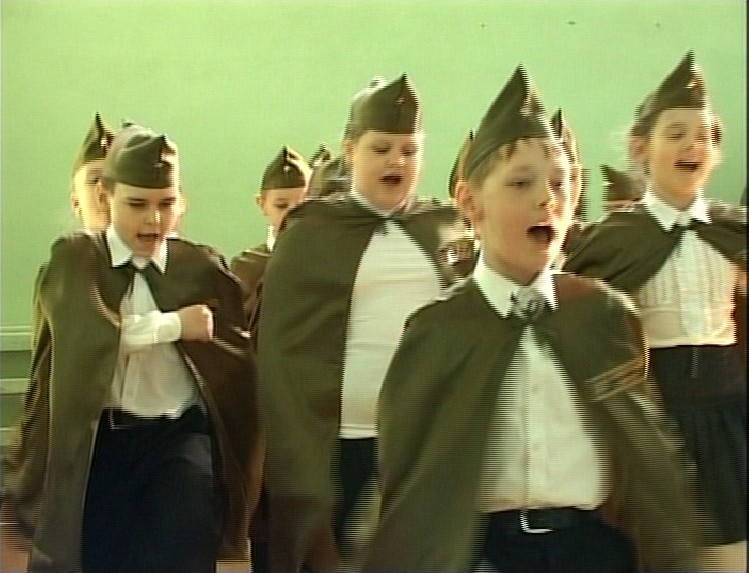 Песни к мая для школьников. Дети маршируют в школе. Школьная форма для маршируют. Военный смотр детский в школе. Строй марша для школьников костюмы.