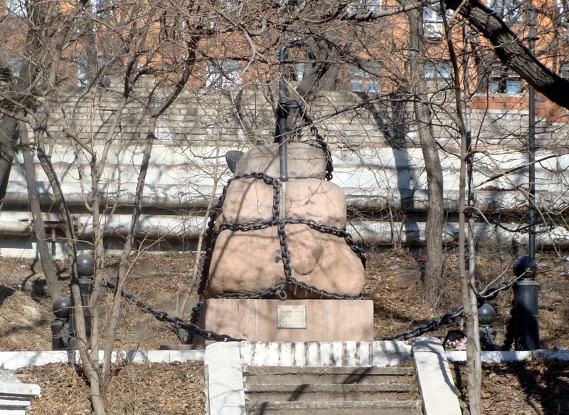 Памятник экипажу шхуны "Крейсерок" на территории матросского клуба