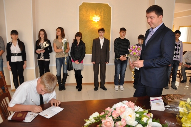 Юные жители Первореченского района Владивостока сегодня в торжественной обстановке получил