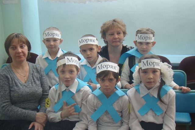 Ученики начальных классов сделали форму из бумаги