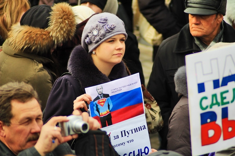 Владивосток, 5 марта 2012 года. Одна из участниц митинга в поддержку В.В.Путина Антон Балашов