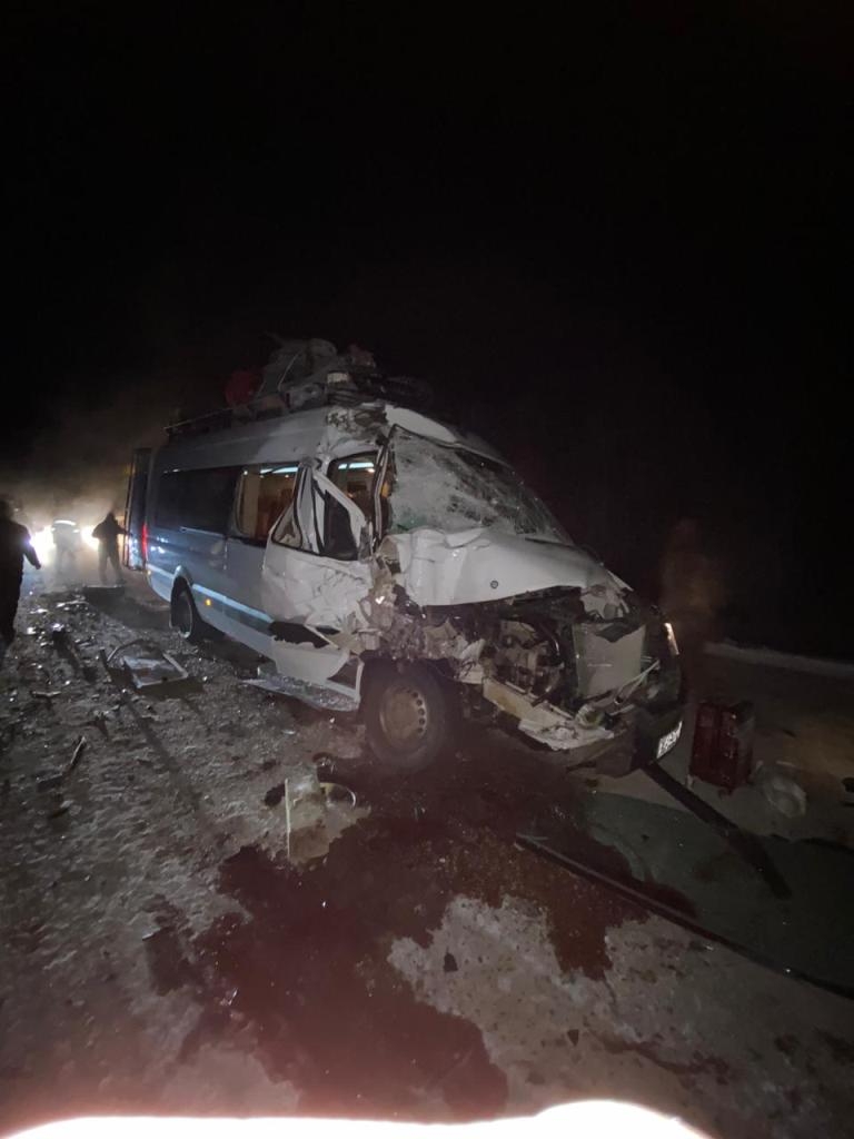 Такси с 19 пассажирами врезалось в ЗИЛ в Вилюйском районе Якутии ГИБДД