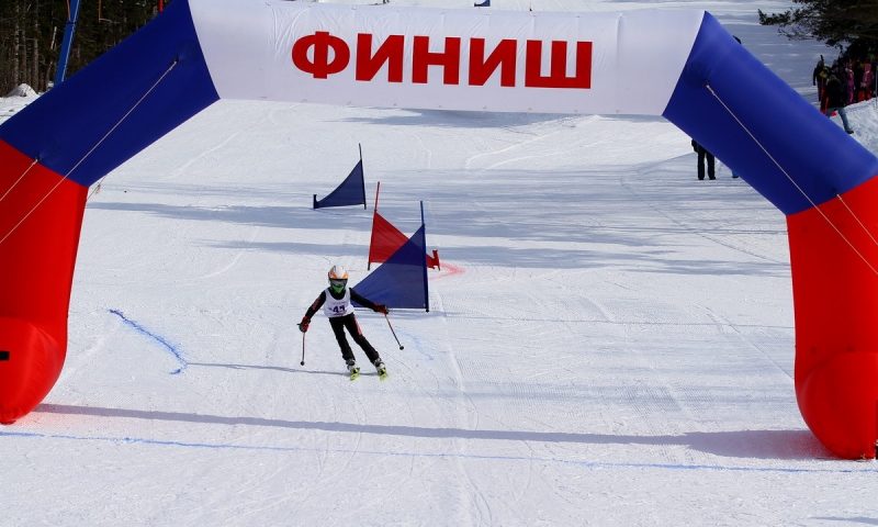 бег финиш. спортсмен бежит. финиш соревнования. лыжная трасса финиш. бегуны на финише.