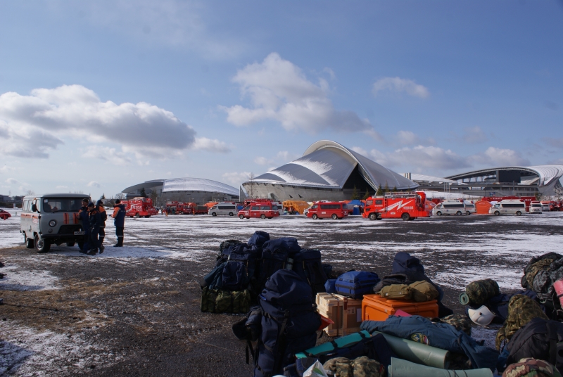 Спасатели разбили лагерь на стадионе