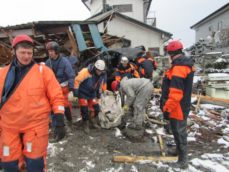 Поиски тел под завалами