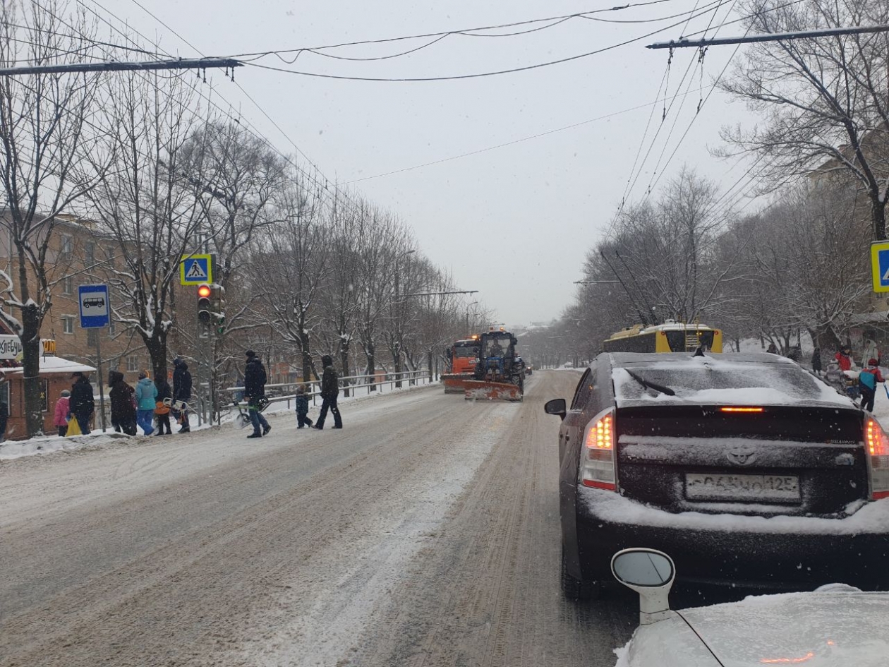 Улицы Владивостока продолжают чистить от снега ИА PrimaMedia