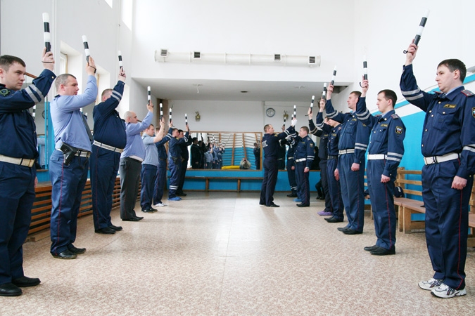 Дорожных полицейских Владивостока учили красиво работать жезлом