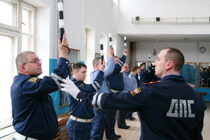 Наставнику пришлось "ставить руку" владивостокским регулировщикам