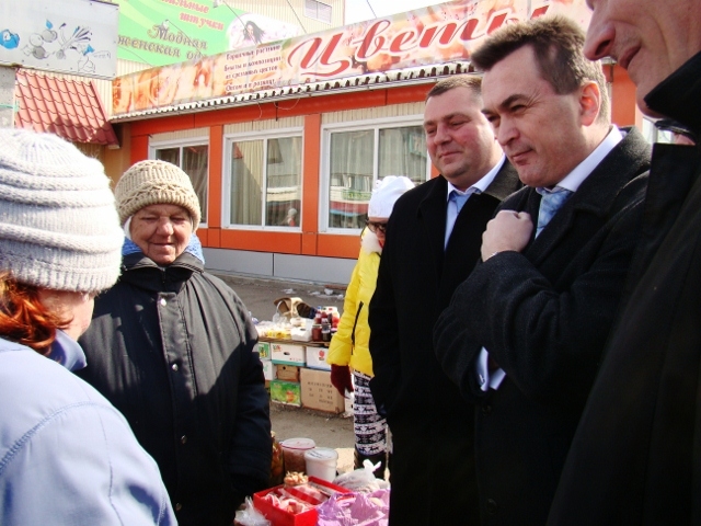Губернатор Приморья Владимир Миклушевский на рынке в Арсеньеве