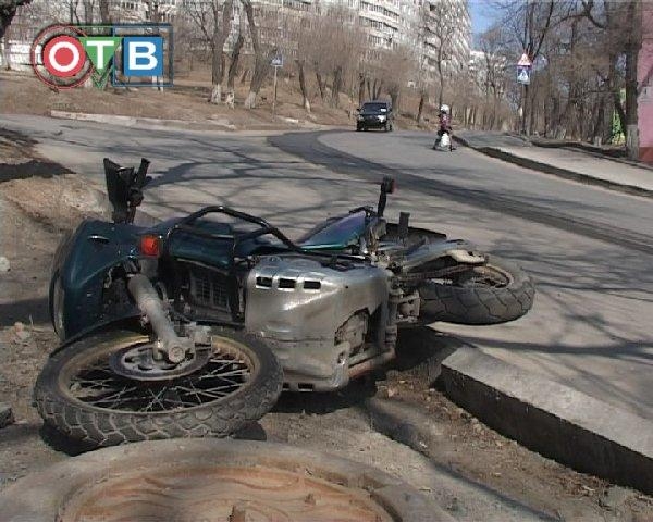 Мотоциклисты во Владивостоке на полном ходу влетели в столб  ОТВ