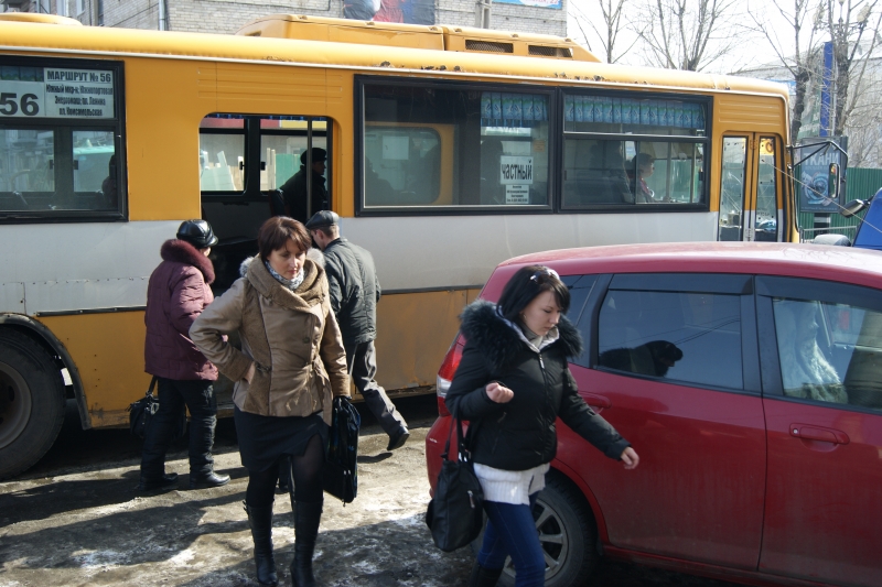 Припаркованные авто мешают пассажирам общественного транспорта