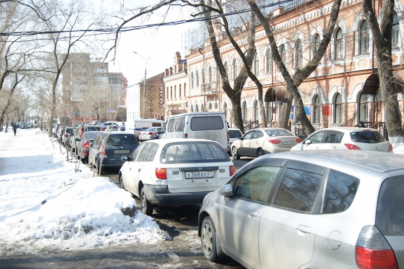 На ул. Комсомольская авто бросают по обе стороны дороги Олег Леонов, РИА AmurMedia