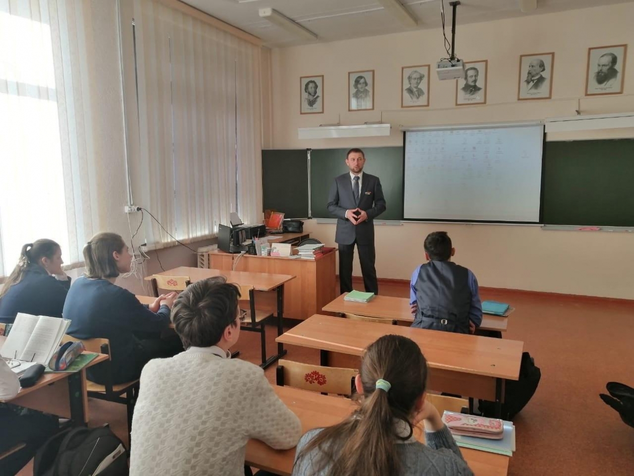 Эдуард Козлов провел серию уроков мужества для старшеклассников  Магадана пресс-служба "Единой России"