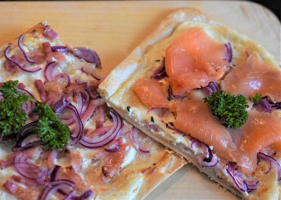 Почти как пицца, но еще вкуснее: готовим тарт фламбе с лососем