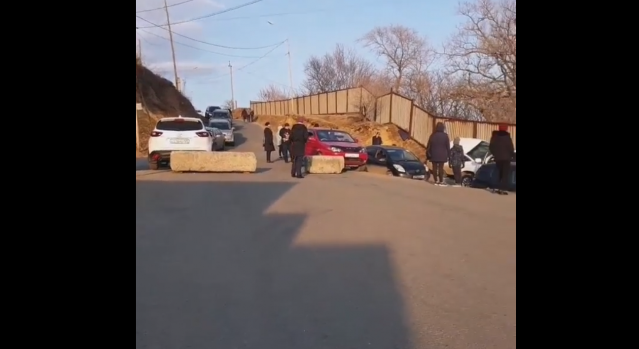 Жители Владивостока застряли по дороге на Маяк из-за ограничений Скрин видео