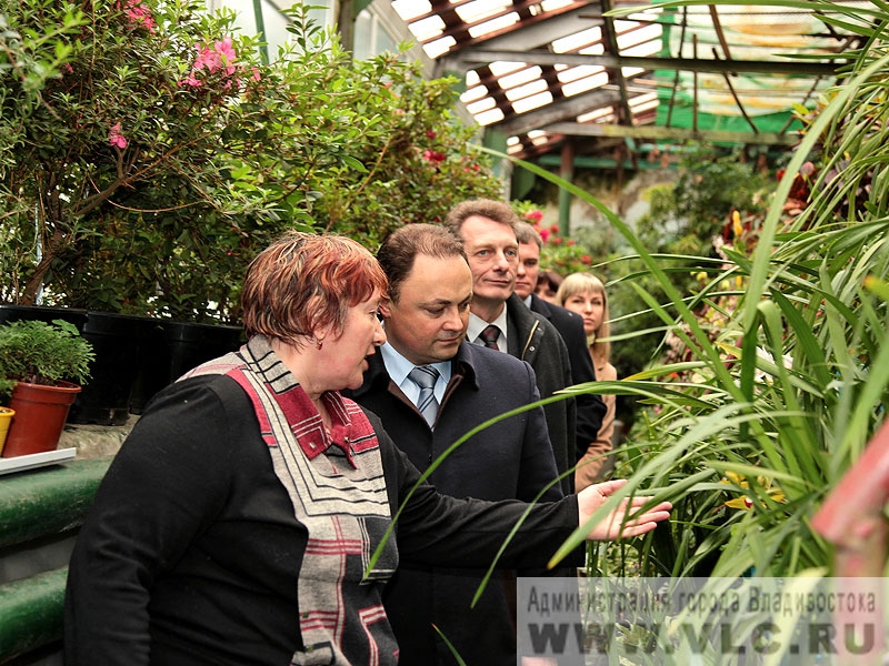 Глава города прогулялся по территории Ботанического сада и побывал в оранжерее
