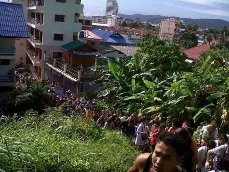 Люди покидают пляж Патонг