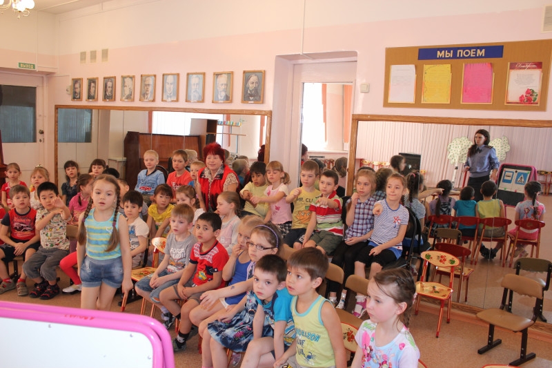 Инспекторы ГИБДД в рамках "Недели безопасности" проводят для детей игровые занятия 