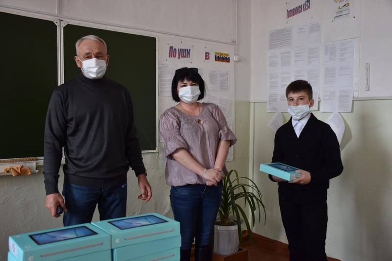 Школьники из Поронайского района получили планшеты и ноутбуки для дистанционного обучения пресс-служба правительства Сахалинской области