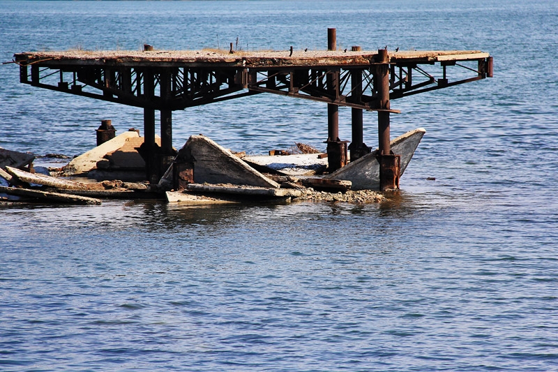 Поплавок стоял на сваях