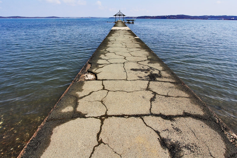 По этому пирсу к ресторану прошли тысячи людей