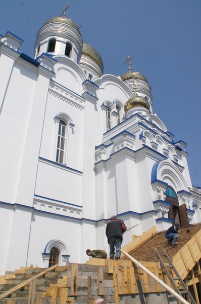 Снаружи собора строители возводят входные лестницы - центральную и две боковые