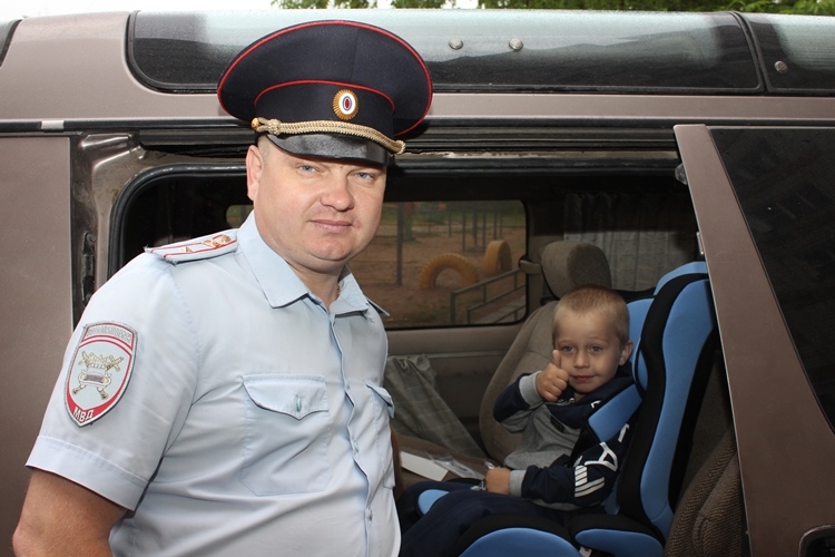 Полицейские и общественники подарили ребенку автокресло