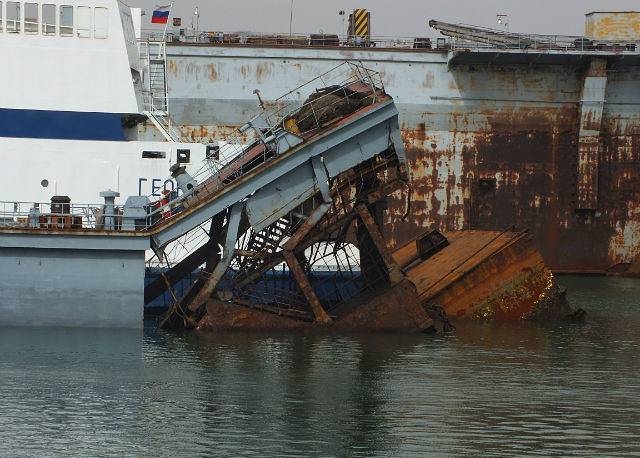 Отрыв понтонов, 28 апреля 2012 года.