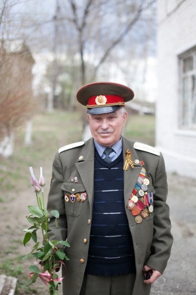 Ветеранов Артема поздравили с праздником