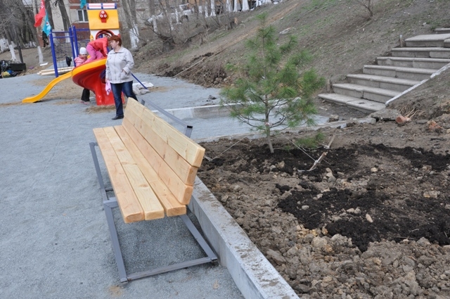 Завершен первый этап возрождения сквера около "дома на костях" во Владивостоке