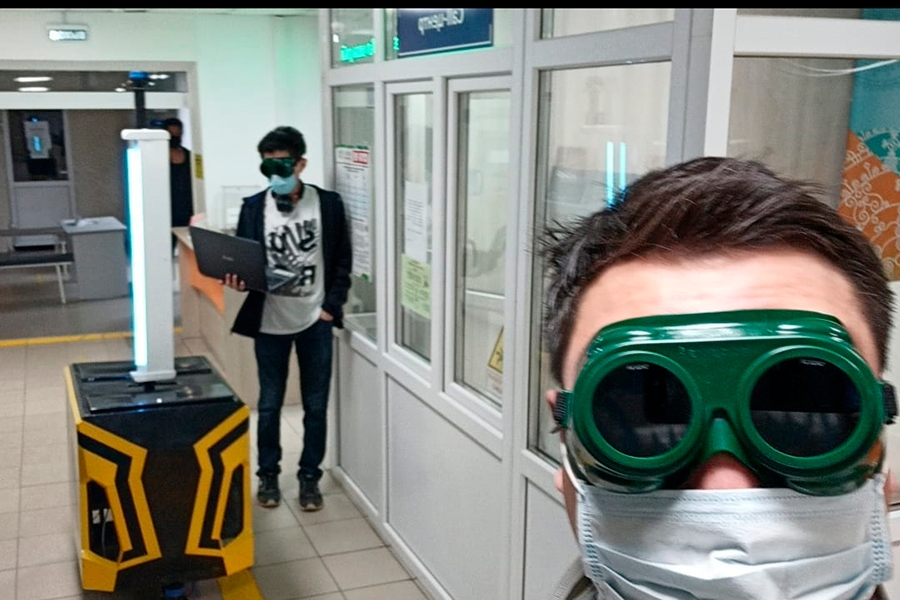 Робот-дезинфектор  работает второй день в здании первой поликлиники в Якутске из архива участников мероприятия