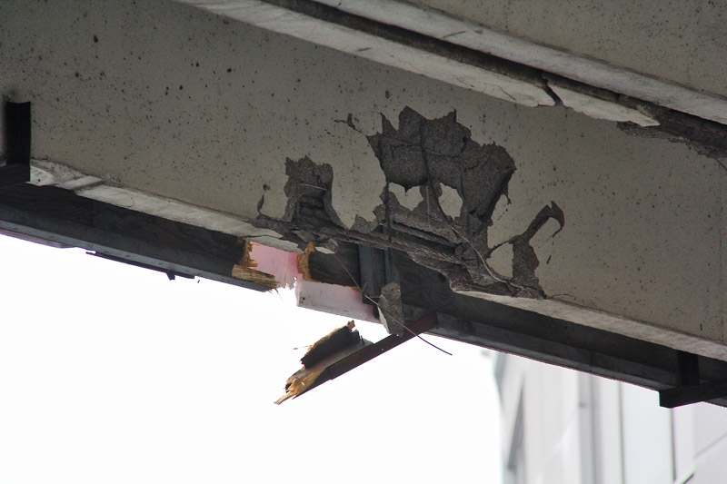 Грузовик снес часть железобетонной конструкции и фрагмент рекламного щита