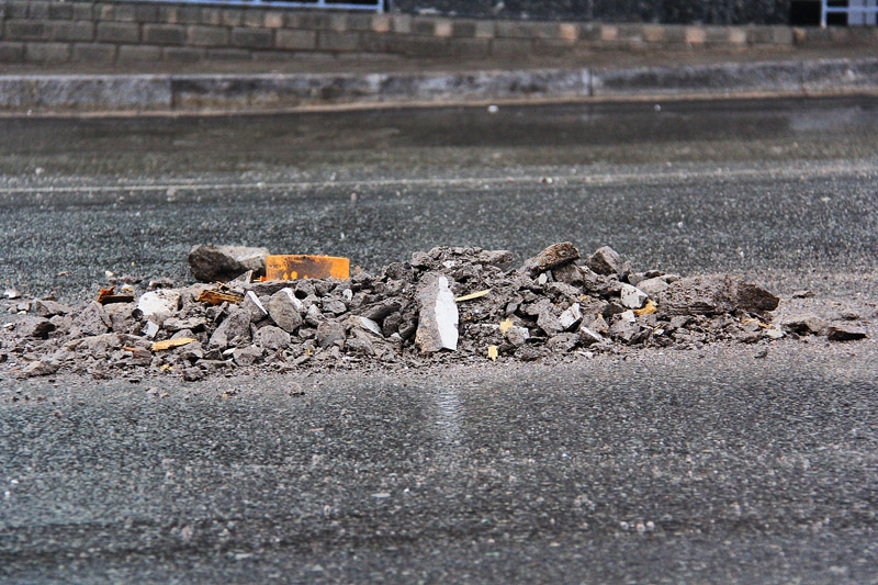 Куски бетона под местом ДТП