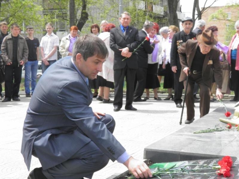 Глава Партизанска Александр Галущенко возложил цветы к мемориалу пресс-служба администрации Партизанска