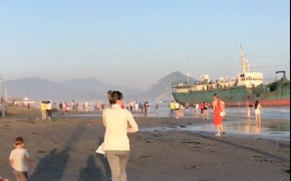 Жители Находки пришли посмотреть на севшее на мель судно КНДР скрин видео