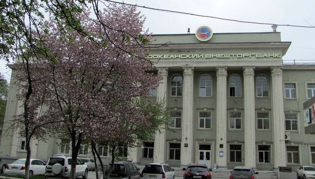 Возле Внешторгбанка